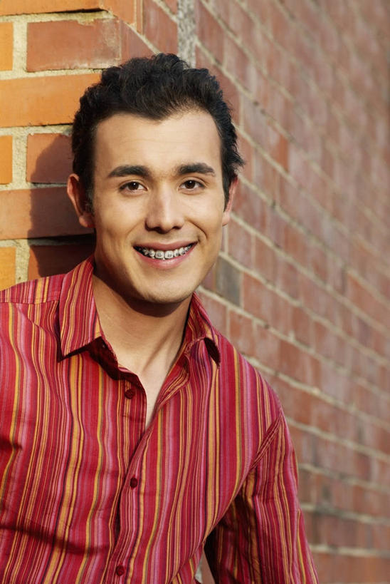 西方人,成年人,头发,一个人,笑,微笑,露齿笑,竖图,室外,特写,白天,正面,衬衫,幸福,吊带,欧洲,欧洲人,仅一个男性,仅一个人,阴影,墙,图像,休闲装,砖墙,仅一个年轻男性,衣服,黑色,概念,摄影,牙科设备,种族,肖像,视角,口腔卫生,构图,男人,男性,年轻男性,白种人,年轻人,半身,彩图,时空,开领