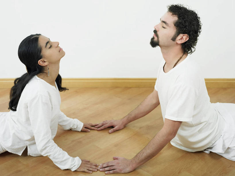 西方人,成年人,中年人,胡须,头发,两个人,横图,室内,特写,侧面,锻炼,运动,建材,地板,建筑,项链,珠宝,欧洲,欧洲人,材料,木板,木材,地面,图像,休闲装,木地板,木柴,衣服,黑色,概念,面对面,瑜珈,摄影,建造,木料,毛发,种族,近景,主题,视角,弹性,眼镜蛇式,耳饰,构图,硬木,男人,年轻女性,女人,中年男性,白种人,年轻人,山羊胡,长发,胡子,络腮胡,小胡子,闭着眼睛,半身,彩图,时空