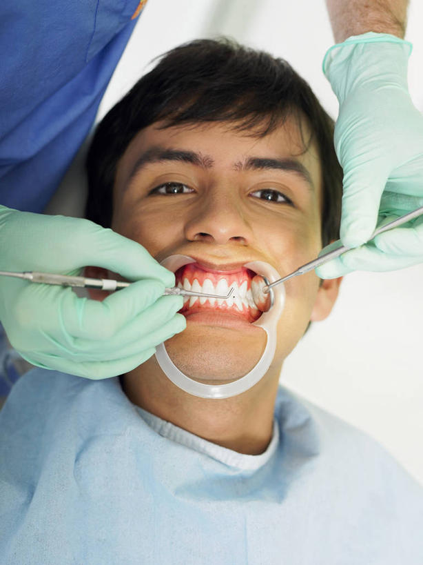 西方人,成年人,脸,头,脸颊,手,一个人,两个人,病人,办公室,医院,竖图,室内,特写,正面,安全,欧洲,欧洲人,仅一个男性,仅一个人,伸展,检查,防护,图像,拿着,设备,肩膀,物品,仅一个年轻男性,手套,医疗用品,看,概念,人体,摄影,保护,部分,卫生,准确,牙科设备,种族,主题,肖像,医疗器械,保险,视角,口腔卫生,医疗机构,保全,周全,安稳,安定,防护手套,构图,责任,技能,手术器械,平安,信任,男人,男性,年轻男性,白种人,年轻人,头部,脸部,脸蛋,面部,牙医,彩图,病院,诊所,时空,折角镜,门诊部