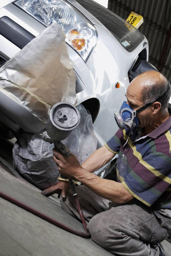 西方人,成年人,中年人,老年人,皱纹,头发,一个人,工厂,竖图,室内,特写,正面,仰视,工作服,制服,商务,安全,车间,天花板,装修,建筑,汽车,鞋子,照明,欧洲,欧洲人,仅一个男性,仅一个人,仅一个中年男性,裤子,检查,工作,光线,数字,文字,机动车,防护,光芒,T恤,图像,拿着,注视,休闲装,装潢,车,灯,施工,工人,衣服,灯具,交通工具,观察,看,职业,概念,服务,工业,运输,摄影,观看,喷漆,修理,保护,车灯,涂料,照亮,制造,察看,人造,专心,照明设备,关注,种族,面罩,载具,主题,保险,防护服,油漆工,视角,工业建筑,前照灯,前大灯,车前灯,保全,周全,安稳,安定,构图,工作制服,脱发,漆工,漆匠,技能,平安,男人,男性,中年男性,白种人,员工,外衣,跪着,彩图,低角度拍摄,工作套服,制造厂,喷漆枪,机械工人,匠人,劳动者,体力工,时空,状态