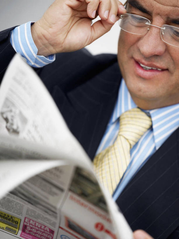 西方人,成年人,中年人,老年人,脸,头,脸颊,一个人,商务人士,商务男性,竖图,室外,特写,白天,正面,衬衫,商务,报纸,欧洲,欧洲人,仅一个男性,仅一个人,仅一个中年男性,套装,眼镜,图像,拿着,注视,肩膀,衣服,观察,看,概念,读书,摄影,观看,察看,企业,公司,关注,种族,主题,商务装,调整,视角,工薪阶层,构图,男人,男性,中年男性,白种人,头部,脸部,脸蛋,面部,白领,上班族,触摸,彩图,衬衣,时空,出版物,好奇心,传媒