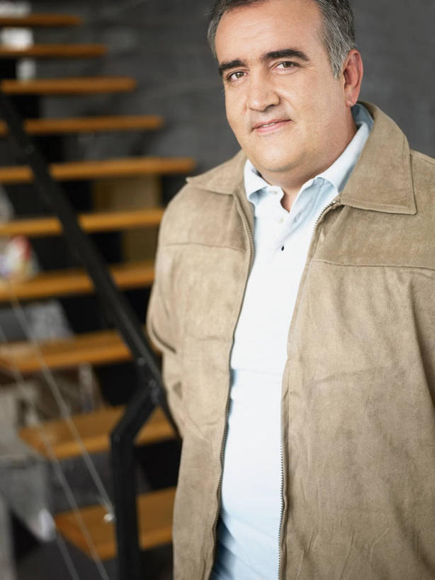 西方人,成年人,中年人,老年人,头发,一个人,栏杆,站,微笑,竖图,室内,特写,正面,衬衫,幸福,楼梯,欧洲,欧洲人,仅一个男性,仅一个人,仅一个中年男性,扶手,阶梯,图像,休闲装,外套,护栏,台阶,衣服,概念,摄影,种族,边界,肖像,视角,构图,茄克,男人,男性,中年男性,白种人,半身,彩图,时空,发际线后移,开领