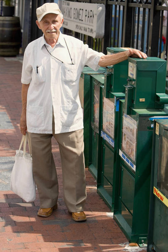 西方人,成年人,老年人,一个人,站,竖图,室外,白天,正面,衬衫,通讯,仪器,科技,报纸,鞋子,欧洲,欧洲人,仅一个男性,仅一个人,眺望,裤子,检查,研究,反射,分析,科学,包,望远镜,文字,购物袋,图像,拿着,休闲装,设备,水笔,自动售货机,物品,衣服,观察,仅一个老年男性,概念,清晰,探索,人体,摄影,放大,观看,英文字母,仔细,科研,科学技术,公共设施,毛发,瞭望,聚焦,关注,种族,主题,肖像,视角,远视镜,瞭望镜,光学,清楚,构图,大写字母,老年男性,男人,男性,白种人,小胡子,外衣,彩图,投币式望远镜,时空,光学仪器,千里镜,出版物,开领,传媒