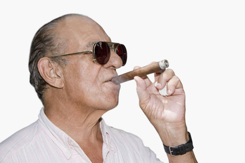 西方人,成年人,中年人,老年人,脸,头,脸颊,一个人,横图,室外,特写,白天,正面,衬衫,欧洲,欧洲人,仅一个男性,仅一个人,仅一个中年男性,图像,拿着,休闲装,肩膀,衣服,看,概念,表,雪茄,摄影,腕表,上瘾,种族,主题,视角,构图,脱发,男人,男性,中年男性,白种人,头部,脸部,脸蛋,面部,烟草,彩图,时空,社会问题,开领