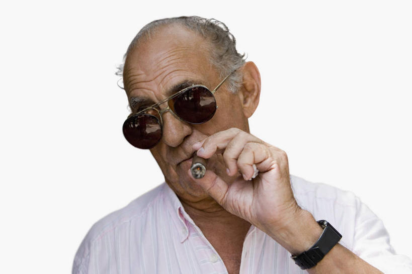 西方人,成年人,中年人,老年人,脸,头,脸颊,一个人,横图,室外,特写,白天,正面,衬衫,欧洲,欧洲人,仅一个男性,仅一个人,仅一个中年男性,图像,拿着,休闲装,肩膀,衣服,概念,表,雪茄,摄影,腕表,上瘾,种族,主题,肖像,视角,构图,脱发,男人,男性,中年男性,白种人,头部,脸部,脸蛋,面部,烟草,彩图,时空,社会问题,开领