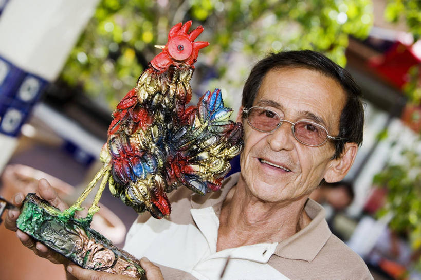 西方人,成年人,老年人,脸,头,脸颊,头发,一个人,微笑,横图,室外,特写,白天,正面,衬衫,幸福,庸俗,鸡,雕塑,欧洲,欧洲人,仅一个男性,仅一个人,艺术,装饰,雕刻,雕像,眼镜,图像,拿着,休闲装,家禽,肩膀,衣服,黑色,动物,瓶子,工艺品,仅一个老年男性,概念,瓶盖,摄影,牲畜,纪念,美术,创造力,种族,主题,肖像,陈列,视角,功能,美学,构图,美术工艺,老年男性,男人,男性,白种人,头部,脸部,脸蛋,面部,公鸡,彩图,时空