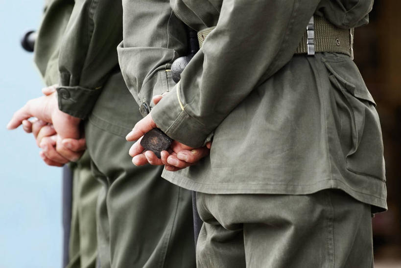 成年人,三个人,人群,警察,警卫,站,横图,室外,特写,白天,侧面,制服,安全,一排,整齐,图像,排列,概念,摄影,保护,部分,队列,视角,背手,构图,男人,保安,警卫员,看守,卫兵,彩图,时空