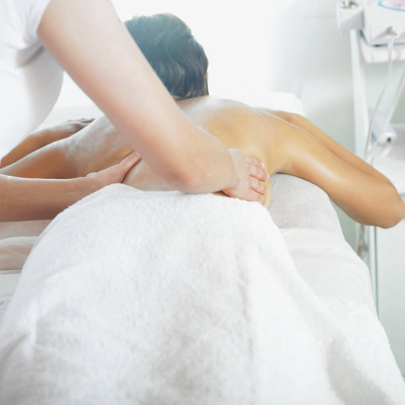 成年人,手,头发,裸体,两个人,按摩师,躺,方图,室内,特写,侧面,按摩,化妆,美容,床,护肤,床单,图像,被子,裸露,背面,黑色,毛巾,趴着,保养,享受,休闲,概念,赤脚,放松,保健,人体,摄影,部分,被单,主题,裸,脚掌,视角,养颜,按摩床,构图,女人,女性,休闲活动,技师,触摸,半身,彩图,搓背床,理疗床,美容床,指压床,SPA美容,时空,保健人员