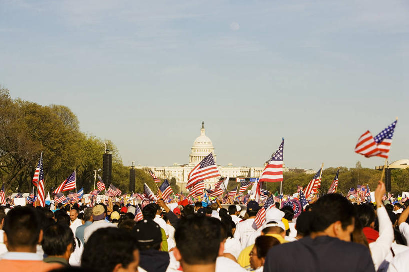 成年人,人群,横图,室外,白天,骄傲,植物,城市,国旗,首都,许多人,图像,拿着,树,背面,天空,地标建筑,一群人,独立,概念,美国国旗,摄影,抗议,年龄,权威,政府大楼,圆顶建筑,都市风光,事件,主题,政府,身份,群众,自然现象,视角,华盛顿特区,国会大楼,爱国主义,构图,美国国会山,男人,男性,女人,女性,彩图,旅行,时空