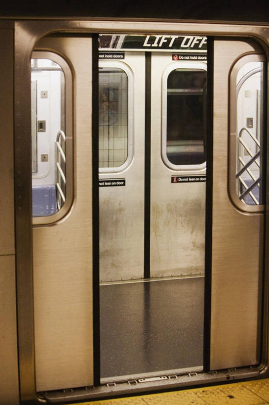 无人,竖图,室内,特写,窗户,门,地铁,火车,玻璃,标志,材料,文字,公共交通,图像,车厢,车门,概念,运输,摄影,英文字母,人造,主题,消息,客车,构图,大写字母,彩图,时空