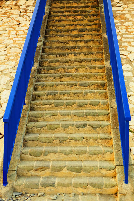 无人,栏杆,竖图,室外,白天,仰视,楼梯,建筑,扶手,阶梯,围墙,图像,石墙,护栏,台阶,概念,摄影,人造,边界,主题,视角,构图,彩图,低角度拍摄,时空