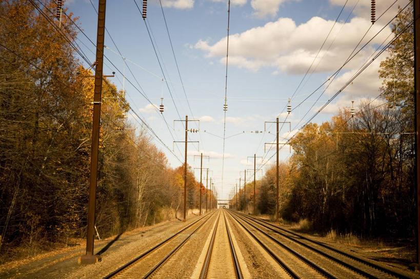 无人,横图,室外,白天,消失点,旅游,度假,美景,植物,路,铁路,一排,整齐,并排,电缆,景观,云,轨道,交通,铁轨,图像,娱乐,树,排列,天空,自然,享受,休闲,概念,景色,放松,运输,摄影,队列,自然风光,主题,动力设备,透视图,自然现象,构图,彩图,旅行,时空,输电塔,电力线,挨着