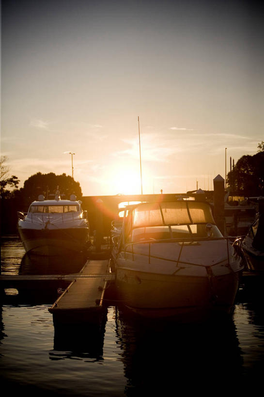 无人,码头,竖图,室外,镜头眩光,旅途,水,太阳,植物,船,客轮,停靠,云,图像,树,天空,黄昏,概念,运输,摄影,宁静,停止,人造,停泊,主题,暂停,自然现象,逆光,观光船,停滞,构图,彩图,旅行,时空