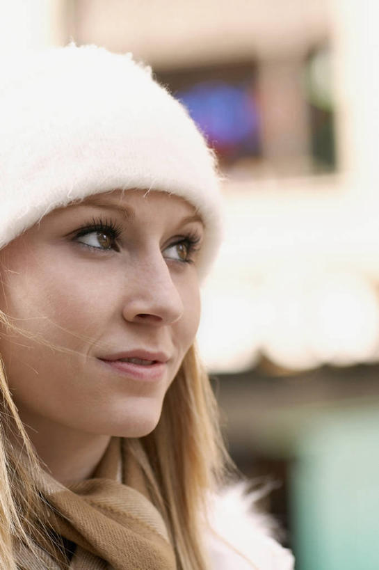 西方人,成年人,脸,头,脸颊,头发,一个人,微笑,竖图,室外,特写,白天,正面,侧面,幸福,帽子,欧洲,欧洲人,仅一个年轻女性,仅一个女性,仅一个人,图像,肩膀,看,概念,金色,摄影,种族,主题,视角,构图,裘皮帽,年轻女性,女人,女性,白种人,年轻人,头部,长发,脸部,脸蛋,面部,休闲活动,彩图,时空