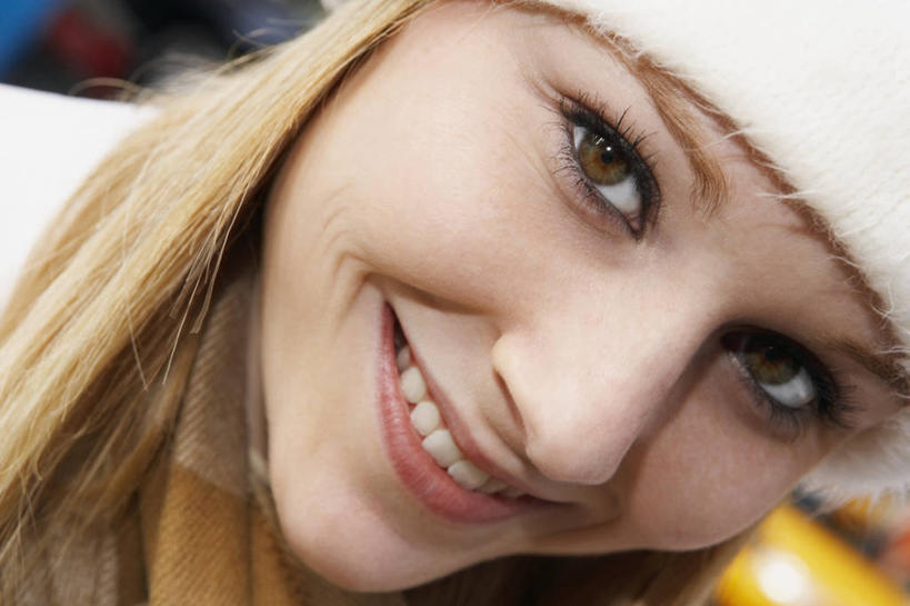 西方人,成年人,脸,头,脸颊,头发,一个人,笑,微笑,露齿笑,横图,室外,特写,白天,正面,幸福,帽子,欧洲,欧洲人,仅一个年轻女性,仅一个女性,仅一个人,图像,肩膀,概念,金色,摄影,种族,主题,肖像,视角,构图,裘皮帽,年轻女性,女人,女性,白种人,年轻人,头部,长发,脸部,脸蛋,面部,休闲活动,彩图,时空