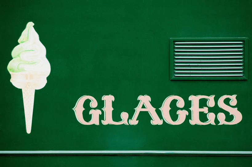 无人,横图,室外,特写,白天,消费,金属,材料,文字,墙,图像,饮食,绿色,概念,冰淇淋,零售,摄影,英文字母,涂料,主题,构图,想法,大写字母,彩图,时空,冰淇淋蛋卷