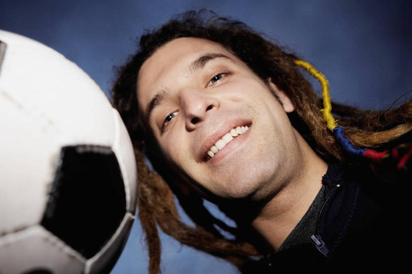 西方人,成年人,脸,头,脸颊,一个人,笑,微笑,露齿笑,横图,室外,特写,白天,正面,幸福,运动,欧洲,欧洲人,仅一个男性,仅一个人,T恤,图像,拿着,休闲装,肩膀,仅一个年轻男性,衣服,蓝色,天空,概念,摄影,种族,主题,肖像,自然现象,视角,构图,足球运动,男人,男性,年轻男性,白种人,年轻人,头部,长发,发型,脸部,脸蛋,面部,休闲活动,触摸,彩图,雷鬼头,时空