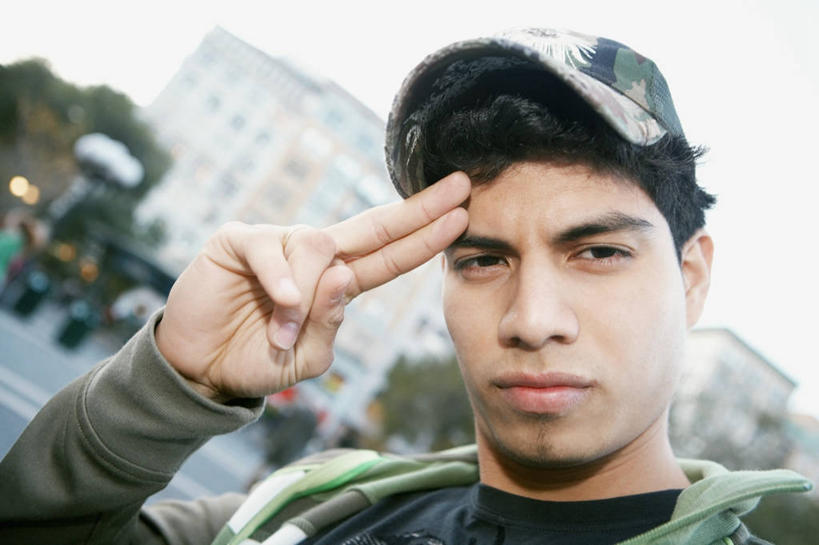 西方人,成年人,脸,头,脸颊,前额,一个人,横图,室外,特写,白天,正面,城市,建筑,帽子,欧洲,欧洲人,仅一个男性,仅一个人,图像,休闲装,肩膀,仅一个年轻男性,衣服,概念,鸭舌帽,人体,摄影,人造,都市风光,种族,主题,肖像,视角,构图,男人,男性,年轻男性,白种人,年轻人,头部,脸部,脸蛋,面部,彩图,旅行,时空,态度