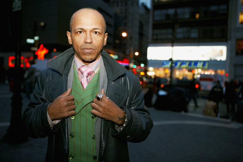 西方人,中年人,秃头,一个人,站,横图,室外,特写,正面,城市,欧洲,欧洲人,仅一个男性,仅一个人,仅一个中年男性,正装,光亮,图像,休闲装,衣服,戒指,概念,思考,摄影,马甲,照亮,种族,肖像,视角,构图,男人,男性,中年男性,白种人,发型,光头,无发,外衣,半身,彩图,时空,发际线后移