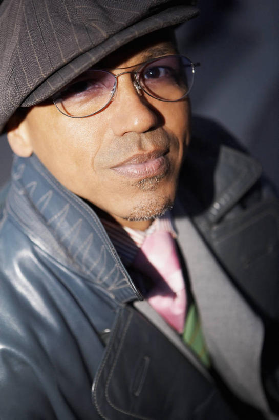 西方人,中年人,脸,头,脸颊,一个人,竖图,室外,特写,夜晚,正面,欧洲,欧洲人,仅一个男性,仅一个人,仅一个中年男性,正装,眼镜,图像,休闲装,肩膀,衣服,鸭舌帽,摄影,马甲,种族,肖像,视角,构图,男人,男性,中年男性,白种人,头部,脸部,脸蛋,面部,外衣,彩图,时空,软帽