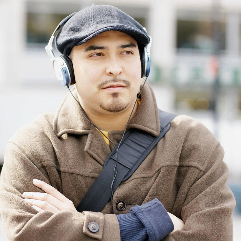 西方人,成年人,脸,头,脸颊,胡须,一个人,双手交叉,方图,室外,特写,白天,欧洲,欧洲人,仅一个男性,仅一个人,包,音乐,图像,休闲装,外套,肩膀,仅一个年轻男性,衣服,耳机,看,鸭舌帽,摄影,双手抱胸,种族,主题,放音设备,构图,茄克,男人,男性,年轻男性,白种人,年轻人,山羊胡,头部,胡子,络腮胡,脸部,脸蛋,面部,休闲活动,彩图,时空,软帽