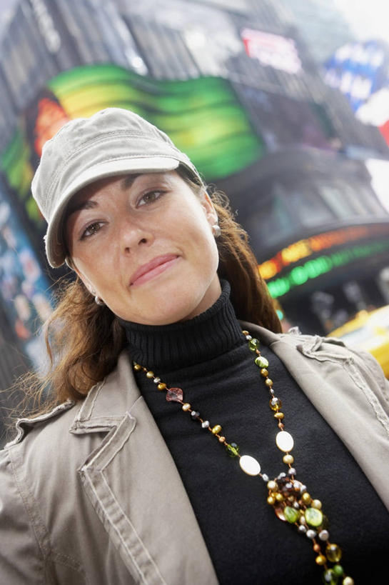 西方人,成年人,脸,头,脸颊,一个人,站,微笑,竖图,室外,特写,白天,正面,幸福,城市,建筑,帽子,项链,珠宝,欧洲,欧洲人,仅一个年轻女性,仅一个女性,仅一个人,图像,外套,肩膀,概念,鸭舌帽,摄影,人造,都市风光,种族,主题,肖像,视角,构图,茄克,年轻女性,女人,女性,白种人,年轻人,头部,长发,脸部,脸蛋,面部,彩图,时空,高领毛衣,领口