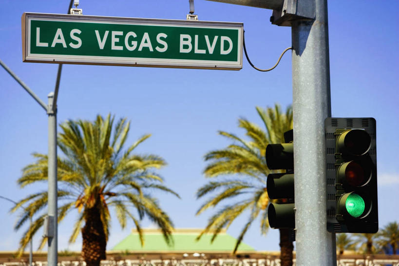 无人,横图,室外,白天,仰视,通讯,安全,植物,城市,棕榈树,吊挂,悬挂,标志,文字,红绿灯,信号灯,交通,挂,图像,杆,树,蓝色,天空,概念,警示,运输,摄影,绿灯,指导,英文字母,都市风光,提示,主题,流通,交通标志,视角,内华达州,交通信号灯,拉斯维加斯,万里无云,行人信号灯,构图,大写字母,彩图,低角度拍摄,旅行,时空