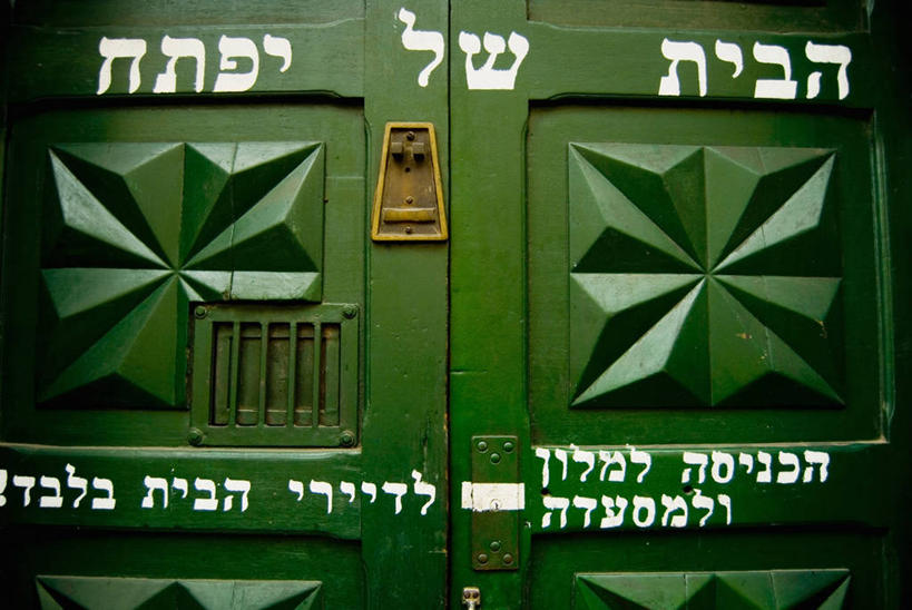 无人,横图,室外,特写,白天,通讯,安全,窗户,门,雕塑,关闭,艺术,装饰,金属,木制,标志,材料,雕刻,雕像,文字,字符,字母,图像,标识,绿色,工艺品,概念,摄影,纪念,保护,涂料,美术,封闭,主题,陈列,汽车部件,功能,美学,构图,想法,设计,彩图,时空,格柵