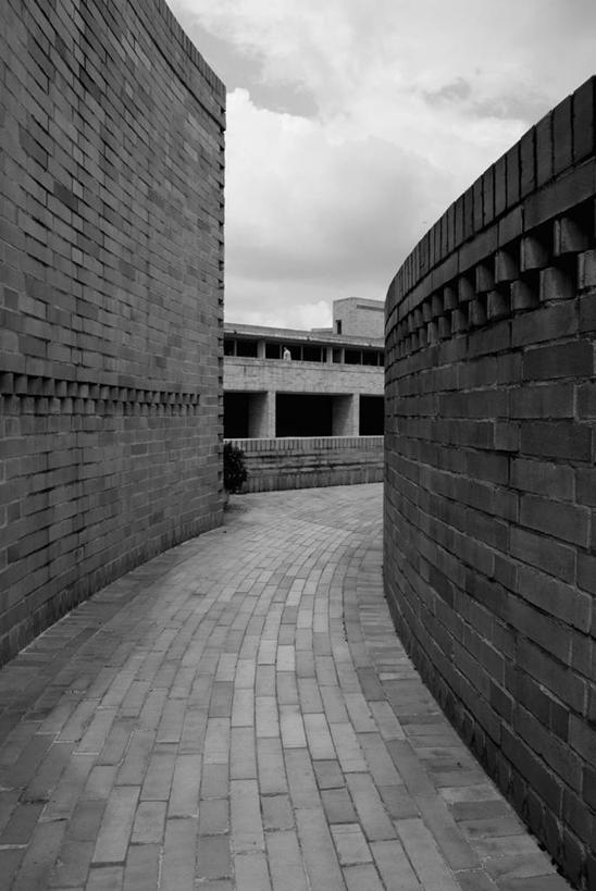 无人,竖图,黑白,室外,白天,建筑,砖,墙,云,图像,砖墙,天空,摄影,人造,主题,自然现象,建筑材料,构图,时空,巷