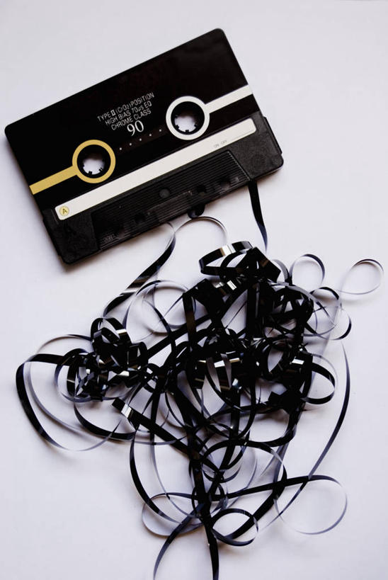 无人,竖图,室内,特写,白色背景,技术,环绕,缠绕,凌乱,音乐,图像,破坏,破损,一个,白色,概念,摄影,单个,损坏,主题,问题,纠缠,构图,迷惑,彩图,影棚拍摄,时空,状态,盒式录音带