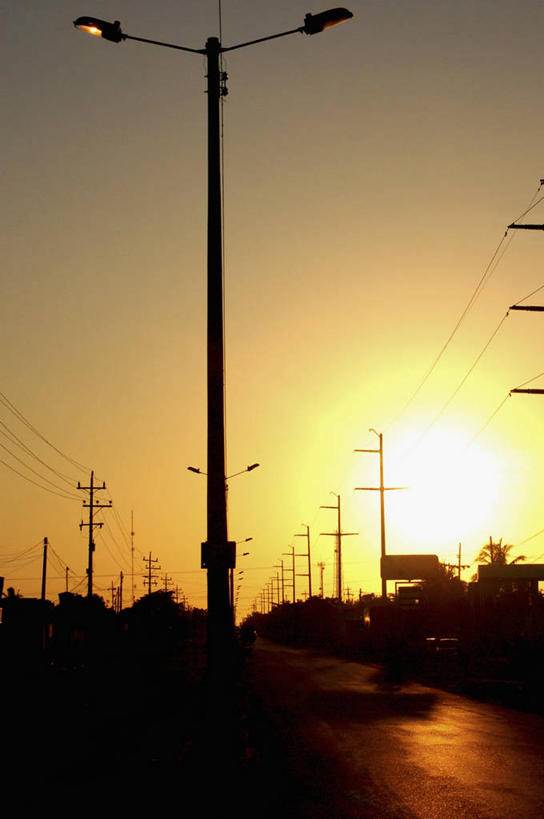 无人,竖图,室外,技术,日落,太阳,城市,路,路灯,反射,电缆,晚霞,霞光,落日,图像,天空,黄昏,概念,彩霞,摄影,能源,电,宁静,电子元件,照明设备,都市风光,动力设备,剪影,构图,夕照,薄暮,夕阳,彩图,傍晚,时空,斜阳,输电塔