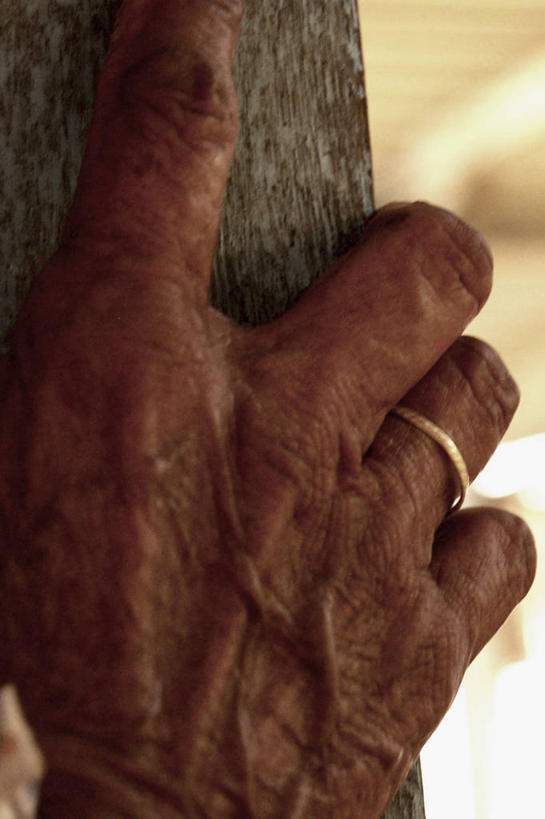 手,皱纹,一个人,竖图,室外,特写,柱子,图像,戒指,概念,人体,摄影,部分,下降,构图,想法,彩图,时空