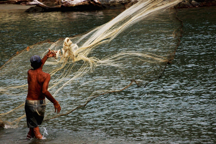 一个人,站,横图,室外,河流,水,仅一个男性,朦胧,模糊,溅,反射,头巾,头饰,流水,图像,背面,衣服,发饰,职业,概念,摄影,渔网,活动,主题,努力,自然现象,户外活动,视角,构图,技能,休闲活动,扔,彩图,钓鱼,时空