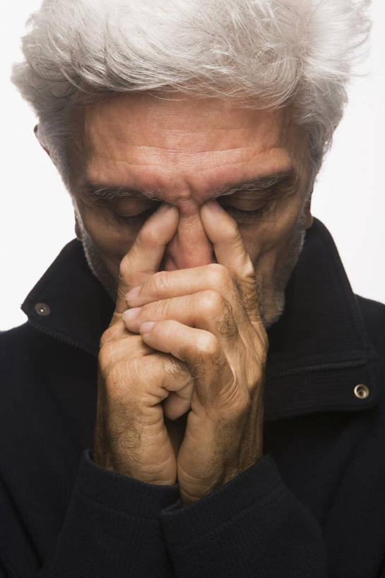 西方人,成年人,老年人,脸,头,脸颊,手,头发,一个人,竖图,特写,白色背景,正面,失败,欧洲,欧洲人,仅一个男性,仅一个人,沮丧,休闲装,肩膀,白色,仅一个老年男性,思考,手指,遮,遮掩,人体,摄影,失望,悲伤,头痛,退休,掩盖,隐藏,伤心,遮挡,绝望,难过,和解,痛苦,肖像,问题,遮盖,悲哀,掩饰,无望,哀痛,悲戚,悲痛,担心,老年男性,男人,男性,白种人,头部,脸部,脸蛋,面部,闭着眼睛,彩图,影棚拍摄,精神疾病