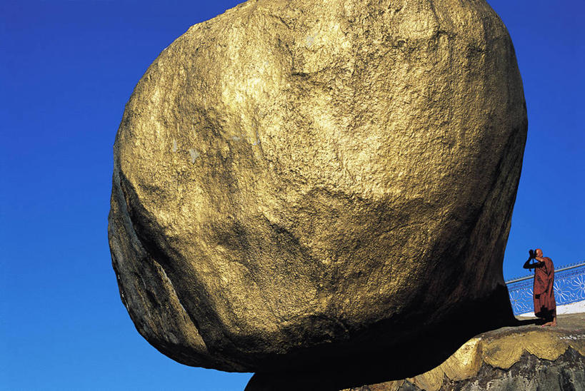 东方人,一个人,站,举,横图,室外,白天,侧面,民族服装,旅游,度假,石头,名胜古迹,标志建筑,地标,建筑,缅甸,亚洲,仅一个男性,仅一个人,阴影,遗迹,光线,石子,影子,祝福,黄种人,古迹,文物,娱乐,建设,古建筑,虔诚,仅一个年轻男性,蓝色,蓝天,天空,阳光,天,祈祷,双手合十,托,站着,享受,休闲,旅游胜地,放松,东南亚,晴朗,感谢,合掌,古文明,万里无云,合十礼,合掌礼,合十,莲华合掌,感恩,缅甸联邦,大金石,洁梯优佛塔,孟邦,男人,男性,年轻男性,亚洲人,石块,岩石,晴空,晴空万里,举起,举手,举着,向上举,向上伸,向上托,站立,彩图,全身,传统服装,民俗服