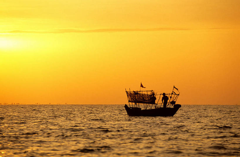 东方人,一个人,渔夫,站,横图,室外,白天,正面,旅游,度假,海浪,海洋,美景,日落,旗帜,柬埔寨,亚洲,仅一个男性,仅一个人,服装,景观,浪花,晚霞,霞光,落日,背光,注视,黄种人,娱乐,旗子,仅一个年轻男性,衣服,自然,海水,黄昏,观察,看,站着,享受,休闲,景色,彩霞,放松,服饰,东南亚,渔网,观看,渔具,察看,衣着,穿着,关注,抓捕,自然风光,捕捞,鱼网,逆光,海景,拉网,暹粒,高棉,捕捞工具,柬埔寨王国,旗号,吉蔑,衣饰,洞里萨湖,夕照,薄暮,男人,男性,年轻男性,亚洲人,捕鱼人,打鱼人,大海,风浪,海,海水的波动,近岸浪,涌浪,夕阳,站立,彩图,全身,傍晚,斜阳