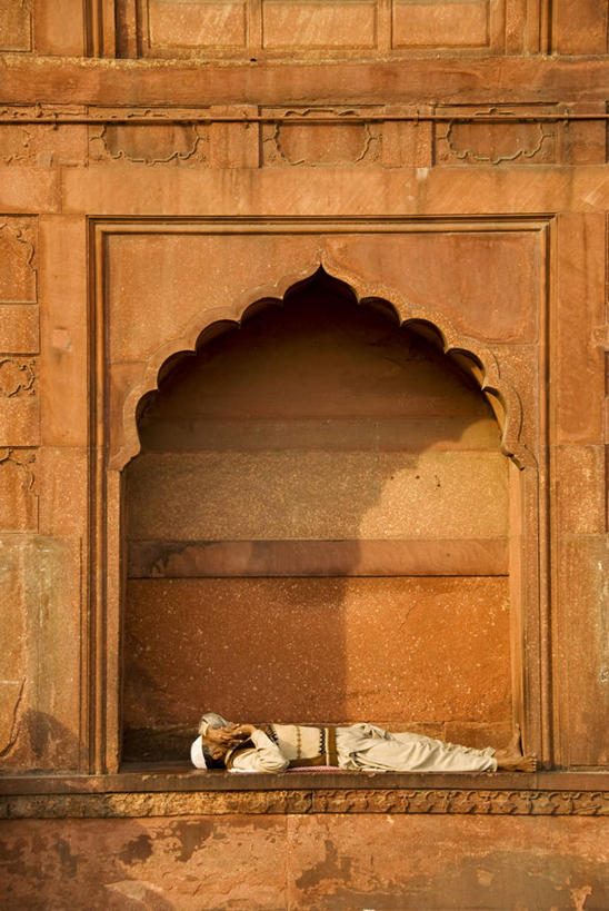 一个人,躺,睡,竖图,室外,白天,侧面,民族服装,旅游,度假,名胜古迹,标志建筑,地标,建筑,印度,亚洲,仅一个男性,仅一个人,仅一个中年男性,阴影,节日,遗迹,光线,影子,墙,拱门,古迹,文化,文物,娱乐,建设,古建筑,墙壁,墙面,白色,阳光,祈祷,享受,休闲,健康,旅游胜地,放松,许愿,遮,遮掩,宗教,信仰,纪念,祈求,掩盖,伊斯兰教,遮挡,清真寺,南亚,古文明,遮盖,印度共和国,掩饰,贾玛清真寺,贾玛寺,旧德里,德里,卧着,平安,男人,男性,中年男性,亚洲人,印度人,困,困觉,寝息,睡觉,躺着,卧,彩图,全身,传统服装,民俗服,德里国家首都辖区