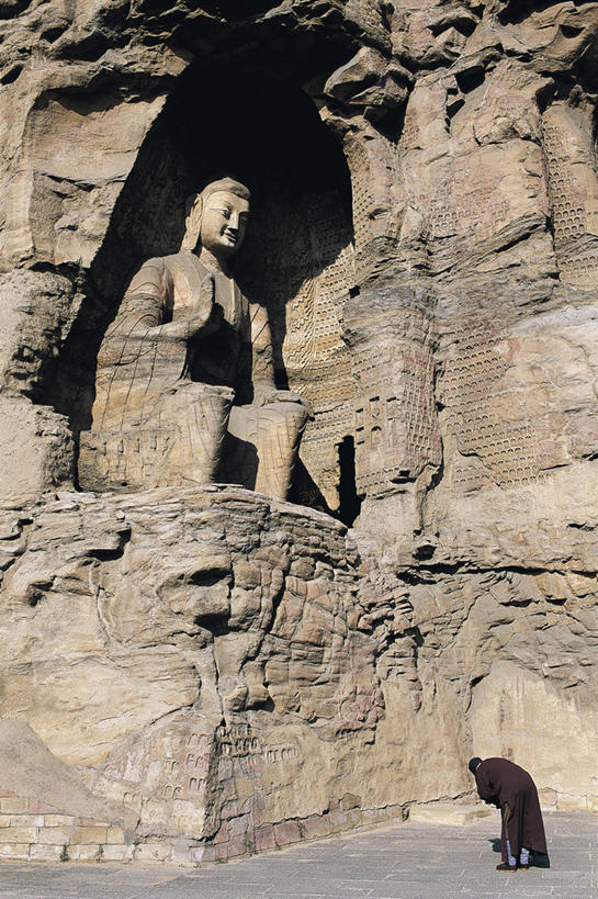 东方人,一个人,站,竖图,室外,白天,侧面,民族服装,旅游,度假,名胜古迹,山,山脉,标志建筑,地标,建筑,雕塑,大同,云岗石窟,中国,亚洲,仅一个男性,仅一个人,仅一个中年男性,弯腰,阴影,遗迹,艺术,装饰,光线,雕刻,雕像,影子,洞,山峰,山峦,黄种人,古迹,文物,娱乐,建设,古建筑,石雕,阳光,工艺品,群山,低头,站着,享受,休闲,旅游胜地,放松,洞穴,纪念,美术,主题,陈列,古文明,东亚,山西,山西省,穴,云冈石窟,中华人民共和国,华北地区,功能,美学,弯身,垂头,晋,大同市,男人,男性,中年男性,亚洲人,站立,彩图,全身,传统服装,民俗服