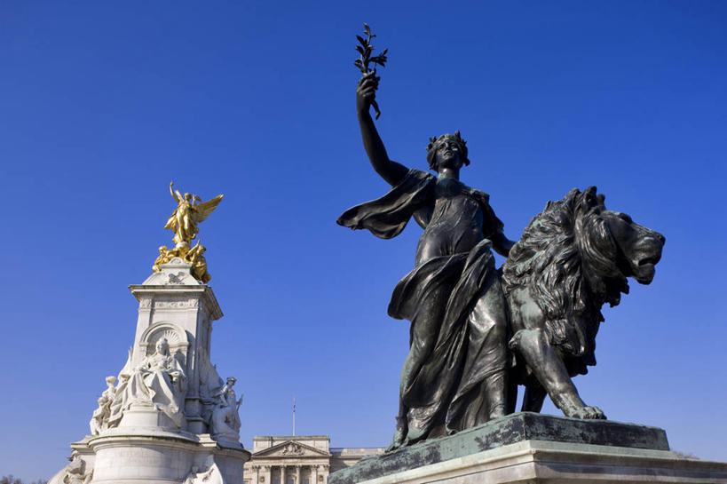 西方人,无人,站,坐,横图,室外,白天,仰视,民族服装,旅游,度假,标志建筑,地标,建筑,哺乳动物,野生动物,狮子,雕塑,英国,欧洲,伦敦,欧洲人,阴影,艺术,装饰,光线,雕刻,雕像,影子,纪念碑,首都,许多人,注视,娱乐,建设,白金汉宫,蓝色,蓝天,天空,阳光,动物,工艺品,天,观察,看,站着,一群人,享受,休闲,旅游胜地,放松,晴朗,观看,纪念,美术,察看,西欧,关注,主题,大不列颠,凶猛,陈列,维多利亚女王纪念碑,大不列颠及北爱尔兰联合王国,万里无云,功能,美学,雾都,办公厅,藏金库,美术陈列馆,白金汉屋,帝国纪念堂,残暴,凶残,男人,男性,年轻男性,年轻女性,女人,女性,白种人,晴空,晴空万里,站立,坐着,彩图,低角度拍摄,全身,传统服装,民俗服,大不列颠王国,大英帝国,联合王国,日不落帝国