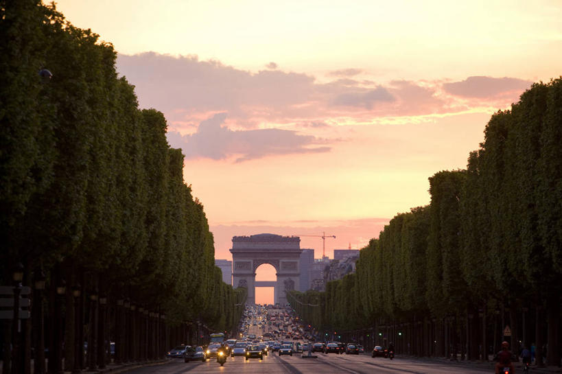 无人,横图,室外,白天,正面,购物,旅游,度假,消费,日落,树林,植物,标志建筑,道路,地标,建筑,路,公路,汽车,照明,法国,巴黎,欧洲,一排,整齐,并列,并排,晚霞,霞光,落日,交通,首都,娱乐,建设,车,灯,树,树木,排列,绿色,自然,黄昏,灯具,交通工具,轿车,享受,休闲,旅游胜地,彩霞,放松,生长,成长,照亮,照明设备,西欧,队列,法兰西,载具,平行,前照灯,前大灯,香榭丽舍大道,法兰西共和国,车前灯,法兰西第五共和国,法兰西岛,夕照,薄暮,爱丽舍田园大街,香榭丽舍大街,法兰西岛大区,夕阳,马路,彩图,傍晚,巴黎省,巴黎市,斜阳