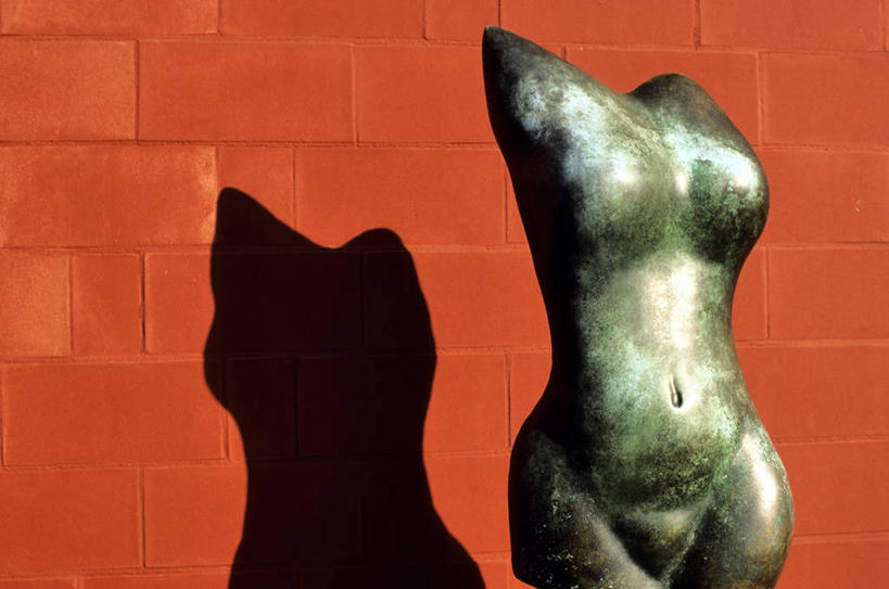 西方人,一个人,无人,横图,室外,白天,正面,旅游,度假,标志建筑,地标,建筑,雕塑,欧洲,荷兰,欧洲人,仅一个年轻女性,仅一个女性,仅一个人,阴影,艺术,装饰,光线,雕刻,雕像,影子,墙,娱乐,建设,裸露,墙壁,墙面,红色,阳光,工艺品,享受,休闲,旅游胜地,放松,纪念,美术,西欧,主题,裸,陈列,首府,功能,美学,荷兰王国,尼德兰王国,马斯特里赫特,林堡省,年轻女性,女人,女性,白种人,半身,彩图,铜雕