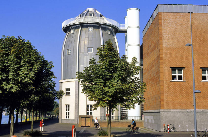 西方人,三个人,博物馆,走,横图,室外,白天,侧面,旅游,度假,植物,标志建筑,地标,建筑,自行车,欧洲,荷兰,欧洲人,行人,阴影,服装,研究,光线,影子,教育,注视,休闲装,娱乐,建设,路人,车,脚踏车,树,树木,骑,衣服,蓝色,绿色,蓝天,天空,阳光,自然,交通工具,天,观察,看,骑车,享受,休闲,休闲服,旅游胜地,放松,服饰,生长,晴朗,成长,观看,展览,察看,西欧,关注,欣赏,载具,陈列,万里无云,首府,荷兰王国,尼德兰王国,典藏,过客,马斯特里赫特,林堡省,男人,男性,女人,女性,中年男性,中年女性,白种人,晴空,晴空万里,步行,散步,走路,彩图,全身,伯尼芳坦博物馆