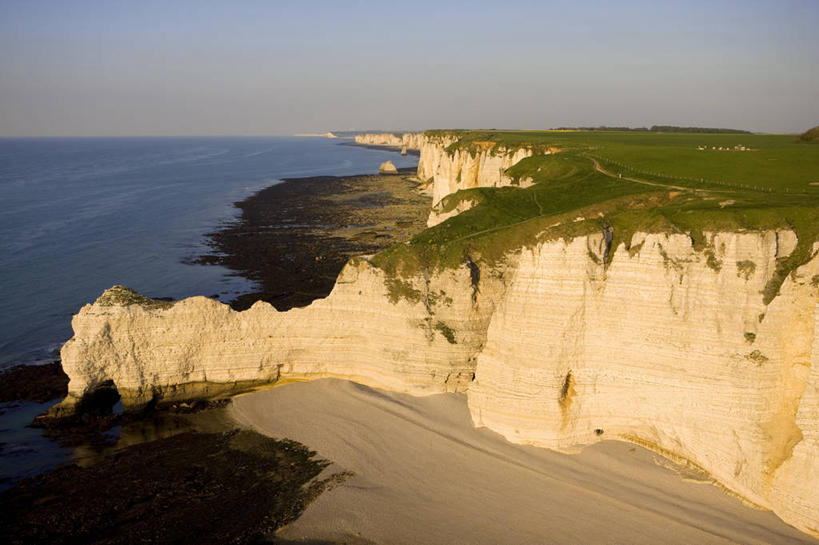 无人,横图,俯视,航拍,室外,白天,旅游,度假,海浪,海洋,美景,沙滩,山,山脉,法国,欧洲,阴影,光线,沙子,影子,海岸,景观,浪花,山峰,水平线,辽阔,海平线,沙地,山峦,娱乐,蓝色,蓝天,天空,阳光,自然,海水,群山,天,享受,休闲,广阔,景色,放松,晴朗,一望无际,西欧,鸟瞰,法兰西,自然风光,海景,万里无云,法兰西共和国,法兰西第五共和国,无边无际,一马平川,上诺曼底,上诺曼底大区,滨海塞纳省,埃特尔塔海岸,大海,风浪,海,海水的波动,海滩,近岸浪,涌浪,晴空,晴空万里,彩图,高角度拍摄,水天相接,水天一线