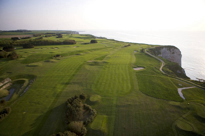 无人,横图,俯视,航拍,室外,白天,旅游,度假,草地,草坪,海浪,海洋,美景,山,山脉,植物,法国,欧洲,阴影,光线,影子,景观,浪花,山峰,水平线,球场,辽阔,海平线,山峦,娱乐,高尔夫球场,草,绿色,天空,阳光,自然,海水,群山,天,享受,休闲,广阔,景色,放松,一望无际,西欧,鸟瞰,法兰西,自然风光,绿茵场,海景,法兰西共和国,法兰西第五共和国,无边无际,一马平川,上诺曼底,上诺曼底大区,滨海塞纳省,埃特尔塔海岸,大海,风浪,海,海水的波动,近岸浪,涌浪,彩图,高角度拍摄,水天相接,水天一线