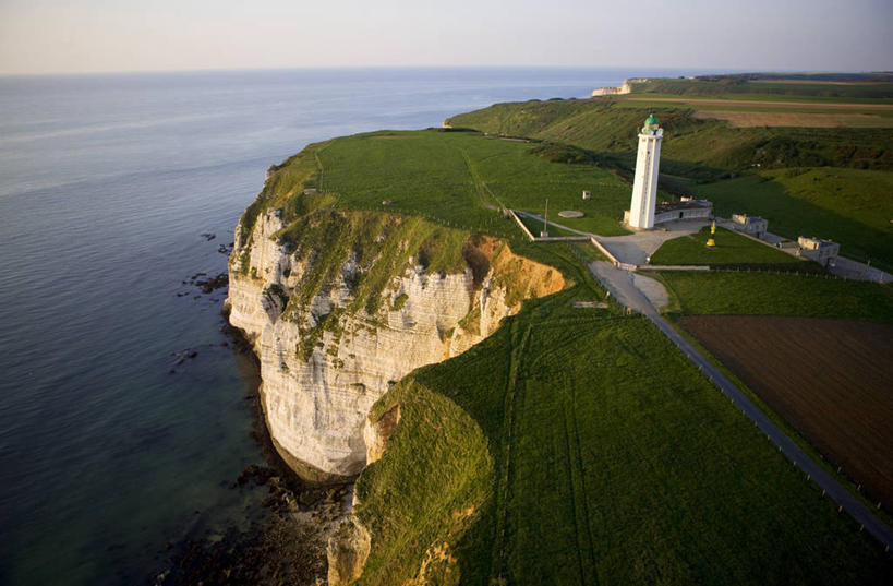 无人,横图,俯视,航拍,室外,白天,旅游,度假,海浪,海洋,美景,沙滩,山,山脉,道路,法国,欧洲,阴影,光线,信息,沙子,影子,海岸,景观,浪花,山峰,水平线,悬崖,辽阔,灯塔,交通,海平线,沙地,山峦,方向,娱乐,蓝色,蓝天,天空,阳光,自然,海水,群山,天,享受,休闲,广阔,景色,放松,晴朗,引导,指引,一望无际,西欧,鸟瞰,法兰西,自然风光,海景,万里无云,法兰西共和国,法兰西第五共和国,绝壁,航标,无边无际,一马平川,上诺曼底,上诺曼底大区,滨海塞纳省,埃特尔塔海岸,大海,风浪,海,海水的波动,海滩,近岸浪,涌浪,晴空,晴空万里,彩图,高角度拍摄,水天相接,水天一线,导航