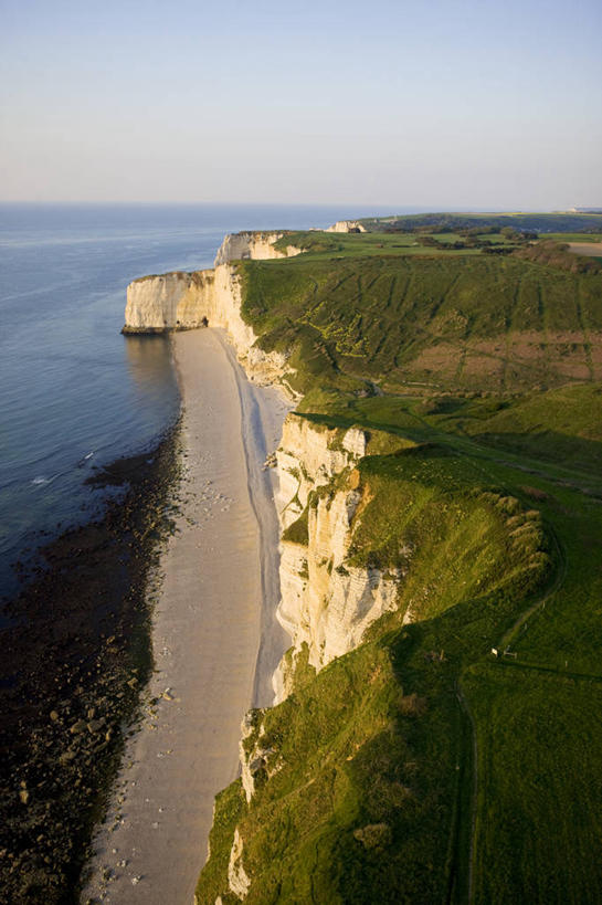 无人,竖图,俯视,航拍,室外,白天,旅游,度假,海浪,海洋,美景,沙滩,树林,植物,法国,欧洲,阴影,光线,沙子,影子,海岸,景观,浪花,水平线,辽阔,海平线,沙地,娱乐,树,树木,蓝色,绿色,蓝天,天空,阳光,自然,海水,天,享受,休闲,广阔,景色,放松,生长,晴朗,成长,一望无际,西欧,鸟瞰,法兰西,自然风光,海景,万里无云,法兰西共和国,法兰西第五共和国,无边无际,一马平川,上诺曼底,上诺曼底大区,滨海塞纳省,埃特尔塔海岸,大海,风浪,海,海水的波动,海滩,近岸浪,涌浪,晴空,晴空万里,彩图,高角度拍摄,水天相接,水天一线