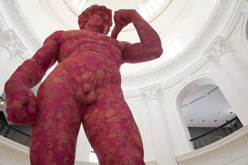 西方人,一个人,无人,博物馆,站,举,横图,室内,白天,仰视,旅游,度假,标志建筑,地标,建筑,雕塑,欧洲,新加坡,欧洲人,亚洲,仅一个男性,仅一个人,阴影,研究,艺术,装饰,反射,雕刻,雕像,影子,墙,教育,注视,娱乐,建设,裸露,国家博物馆,墙壁,墙面,仅一个年轻男性,工艺品,观察,看,托,站着,享受,休闲,旅游胜地,放松,东南亚,观看,纪念,展览,美术,察看,国王,关注,欣赏,主题,裸,陈列,大卫,功能,美学,新加坡共和国,典藏,以色列国王,大卫王,男人,男性,年轻男性,白种人,举起,举手,举着,向上举,向上伸,向上托,站立,半身,彩图,低角度拍摄,新加坡中区,新加坡国家博物馆,狮城,星岛,星洲