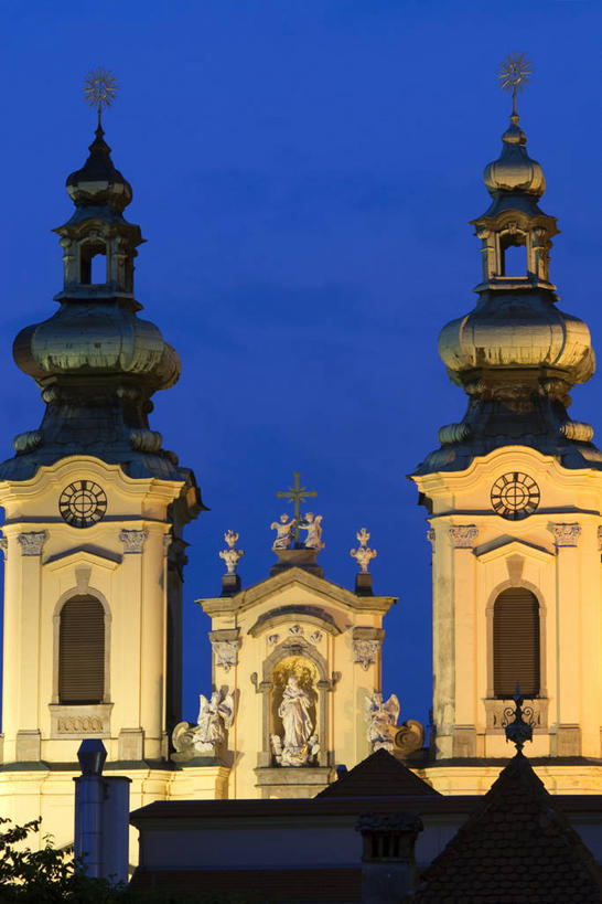 无人,教堂,栏杆,竖图,室外,夜晚,仰视,旅游,度假,标志建筑,地标,建筑,雕塑,奥地利,欧洲,阴影,节日,艺术,装饰,光线,雕刻,雕像,影子,围栏,灯光,文化,娱乐,建设,护栏,蓝色,蓝天,天空,工艺品,天,祈祷,享受,休闲,健康,旅游胜地,放松,许愿,宗教,信仰,纪念,祈求,美术,主题,陈列,信念,中欧,首府,功能,美学,奥地利共和国,林茨,林兹,上奥地利州,平安,彩图,低角度拍摄,大教堂,礼拜堂