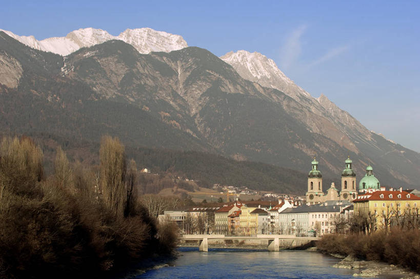 无人,教堂,横图,室外,白天,正面,旅游,度假,河流,森林,山,山脉,树林,水,植物,标志建筑,地标,建筑,奥地利,欧洲,阴影,节日,光线,影子,河水,山峰,水流,云,云朵,山峦,云彩,文化,娱乐,建设,树,树木,蓝色,绿色,白云,蓝天,天空,阳光,自然,群山,天,祈祷,享受,休闲,健康,旅游胜地,放松,许愿,宗教,信仰,生长,晴朗,成长,纪念,祈求,信念,中欧,奥地利共和国,蒂罗尔,蒂罗尔州,平安,晴空,彩图,大教堂,礼拜堂,提洛州,因斯布鲁克县