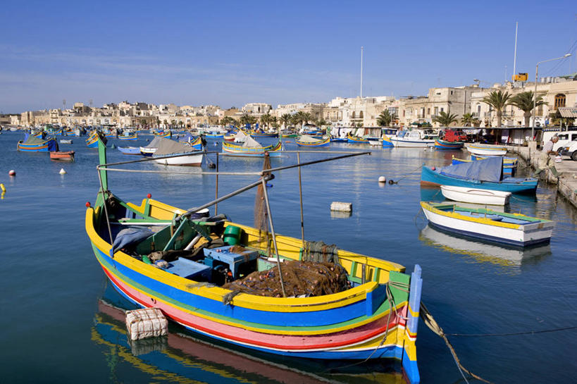 家,码头,横图,室外,白天,正面,旅游,度假,美景,植物,城市风光,城市,港口,建筑,船,欧洲,马耳他,停靠,阴影,光线,影子,房屋,屋子,景观,公寓,建筑群,木船,娱乐,建设,洋房,楼房,住宅,树,树木,蓝色,绿色,蓝天,天空,阳光,自然,交通工具,天,享受,休闲,景色,放松,生长,渔网,晴朗,成长,渔具,舟,停泊,抓捕,载具,捕捞,鱼网,游艇码头,万里无云,拉网,捕捞工具,马耳他共和国,马尔萨什洛克港,晴空,晴空万里,半身,彩图,房子,摆渡口,埠头,渡口,渡头,港湾,海港,口岸